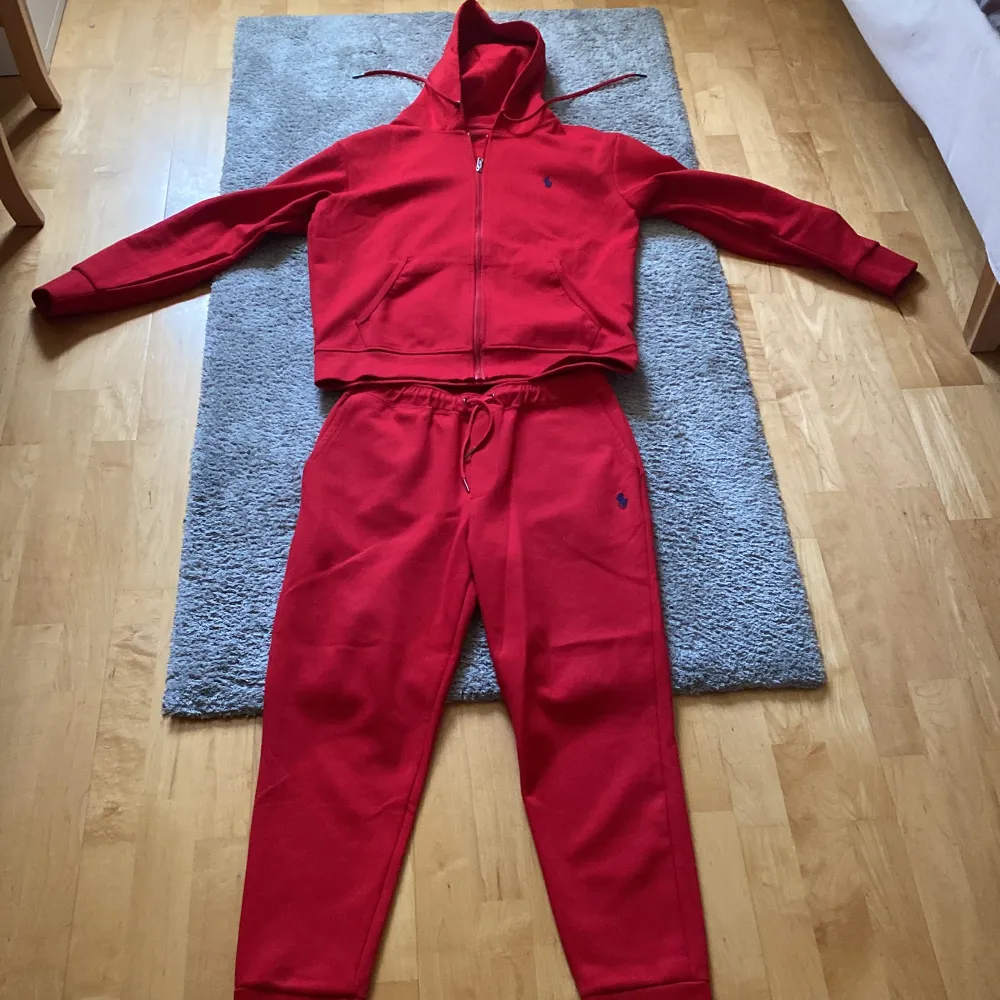 Utmärkt skick, knappt använd, passar folk från 175-185 cm, köp hela tracksuiten för 499 kr, bara hoodie eller bara byxa: 299 kr.. Hoodies.