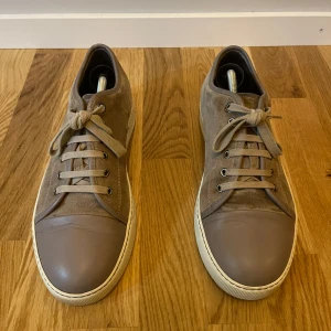 Lanvin sneakers - Säljer dessa lanvin sneakers skick:9/10 nypris:5200kr och storlek 41 passar 42 bättre, utan glans 🐺 