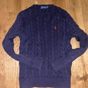 Ralph Lauren kabelstickad tröja - Fint skick! Användt varsamt  Tveka ej o höra av er