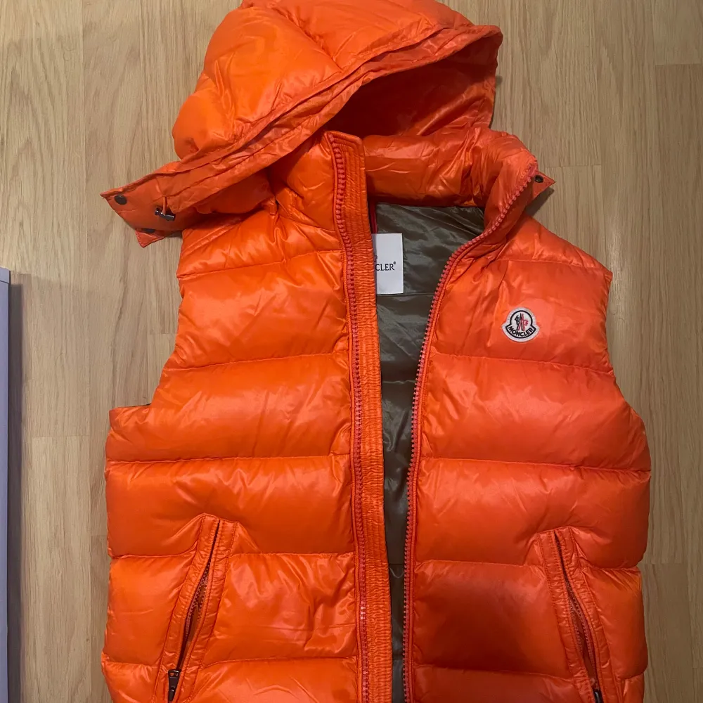 Orange moncler väst till salu då jag använder den sällan. M, 3,  i storlek. . Jackor.