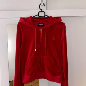 Juicy tröja  - Röd fin juicy couture tröja i storlek S, bra skick!❤️ 
