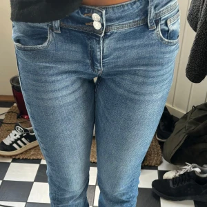 Gina Young jeans  - Jeans från Gina Young i strl 164 med knappfickor och passar mig perfekt  Bootcut! 