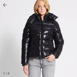 Lager 157 glansig jacka - Säljer en ny jacka från lager 157. Säljer då den var för liten för mig. Den är slutsåld både i butik och på hemsidan.