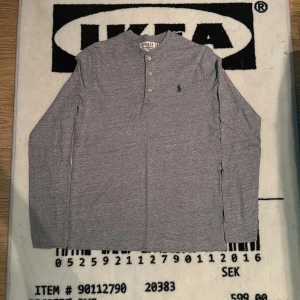 Långärmad Ralph Lauren tröja - Säljer denna skitsnygga långärmade tröjan från Ralph Lauren, använd några gånger men mycket liv kvar / Size: S, fits M / Mitt pris: 349kr / Hör av er vid funderingar!