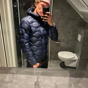 Peak performance jacka  - Säljer nu denna dunjacka då den blivit för liten. Jackan är i bra skick och är i storlek S. Jackan kosta nypris strax över 2000kr
