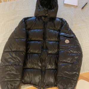 Moncler jacka - Moncler maya strl: XXL men sitter som en L skulle jag säga (1,87cm lång på bilderna) använd fåtal gånger så är i fint skick, alla scanners funkar.