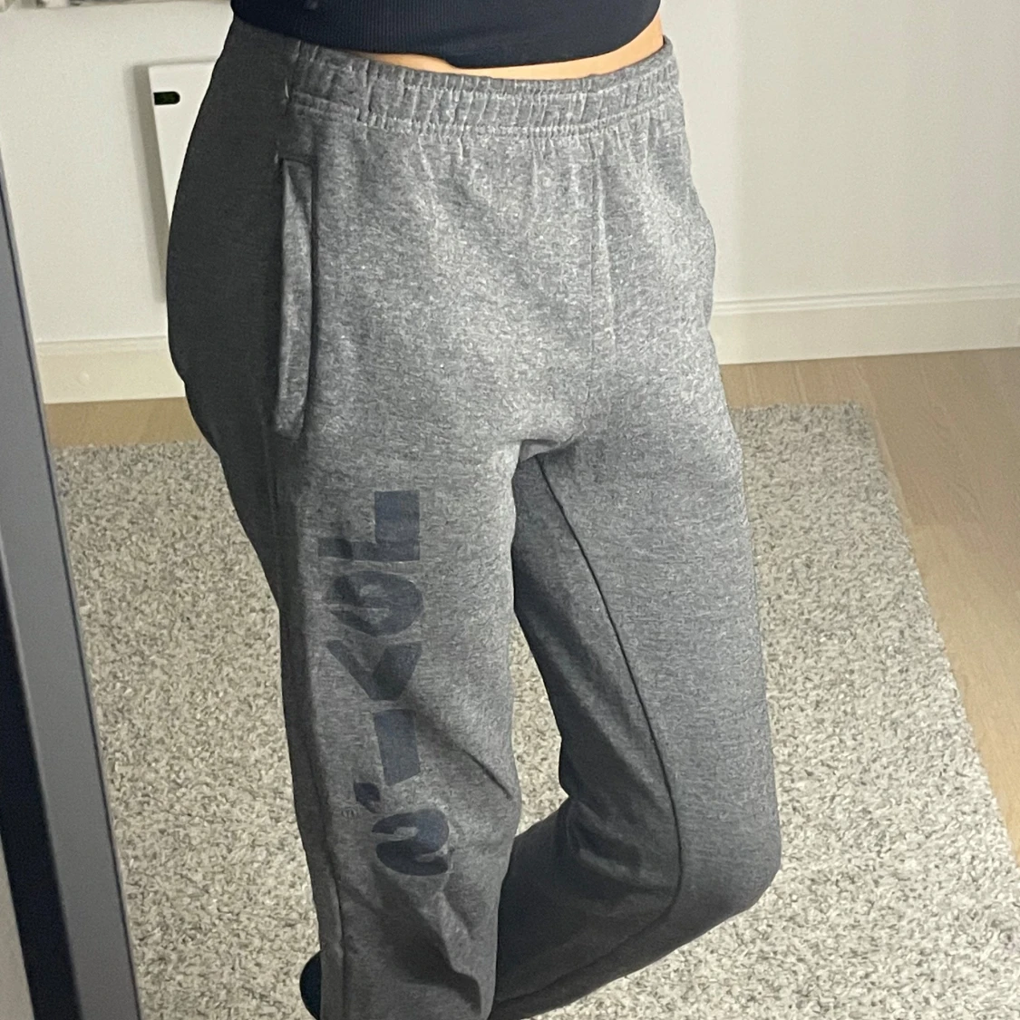Gråa joggers från Levi's - 90