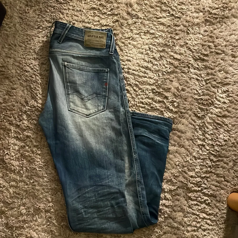 Hej, säljer nu mina snygga och unika Replay jeans! 💸Nypris 1900 👖Okej kondition  Hör gärna av er vid minsta bekymmer om byxorna, svarar gärna på frågor och sickar gärna fler bilder, OBS det finns ett pyttelitet hål vid knäskålen // AL Resell. Jeans & Byxor.