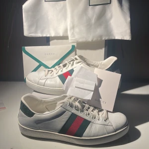 Gucci Ace skor - | Gucci Ace sneakers | ALLT OG INKL KVITTO | Defekterna: Creasing och liten repa på ena Toeboxen | Fraktar spårbart via PostNord eller Instabox på köparens bekostnad | frågor eller funderingar så hör av dig | Mvh JacobsCloset 