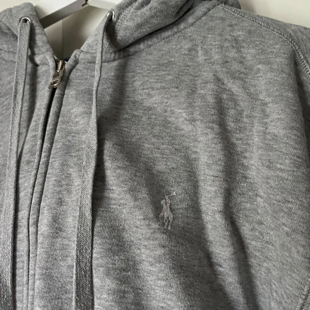 Super fin och knappt använd hoodie från Ralph lauren. Fina slitsar på sidorna längst ner. . Hoodies.