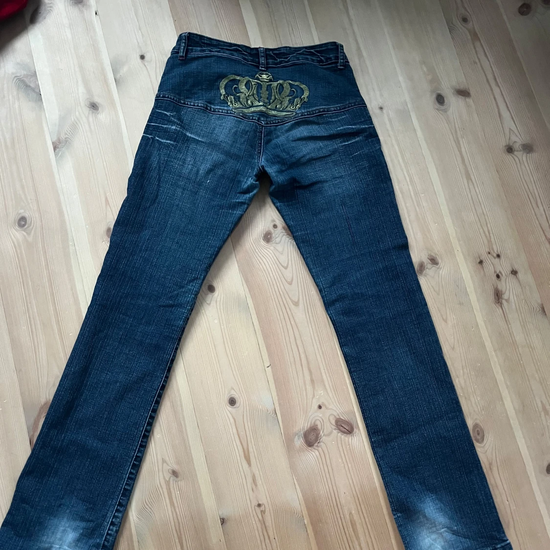 Så coola jeans med en krona på - 90