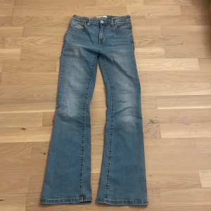 Bootcut jeans  - Jeansen är från Cubus och har en snygg och trendig blå färg, den har en lite mer urtvättad färg vid låren. Fin passform då den är tajtare vid låten och sedan svänger ut under knät och mot nedre benet.