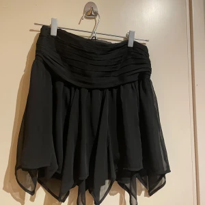 Kjol - Svart kjol från Nelly i str M men sär stretchig så kan gå som en S❣️
