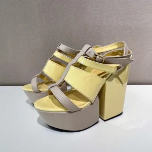 Shoes by Teddy Gula - Skor ifrån Shoes by Teddy som inte tillverkas längre.  Mycket bra skick, aldrig använda, kan finnas små märken från andra skor då dom legat nerpackade i en låda.  Klackhöjd 14,5cm Platform 6,5cm