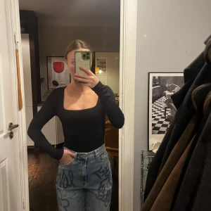 Svart långärmad Body från abercrombie and fortch  - Aldrig använd så mycket bra skick. Lite tjockare material så man behöver nödvändigtvis ingen BH under.