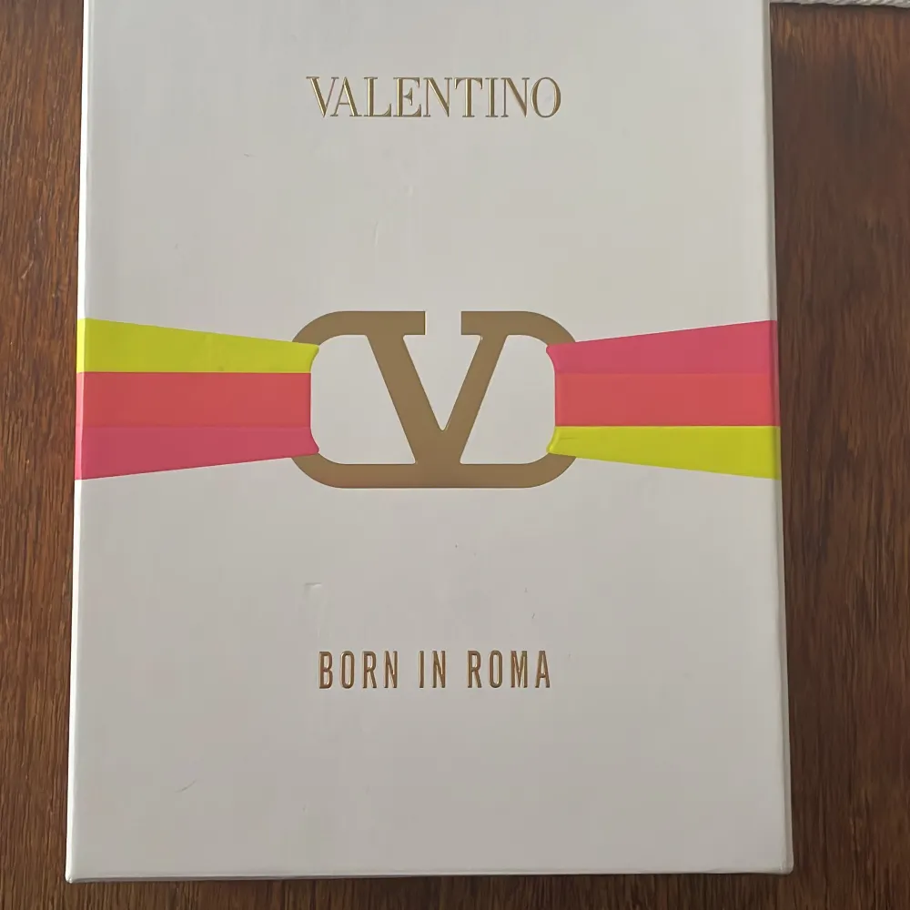 Valentino, Donna born in Roma parfymer 3st. Original, Coral fantasy och Yellow dream, knappt använda. Säljer eftersom att de inte kommer till användning.. Parfym.