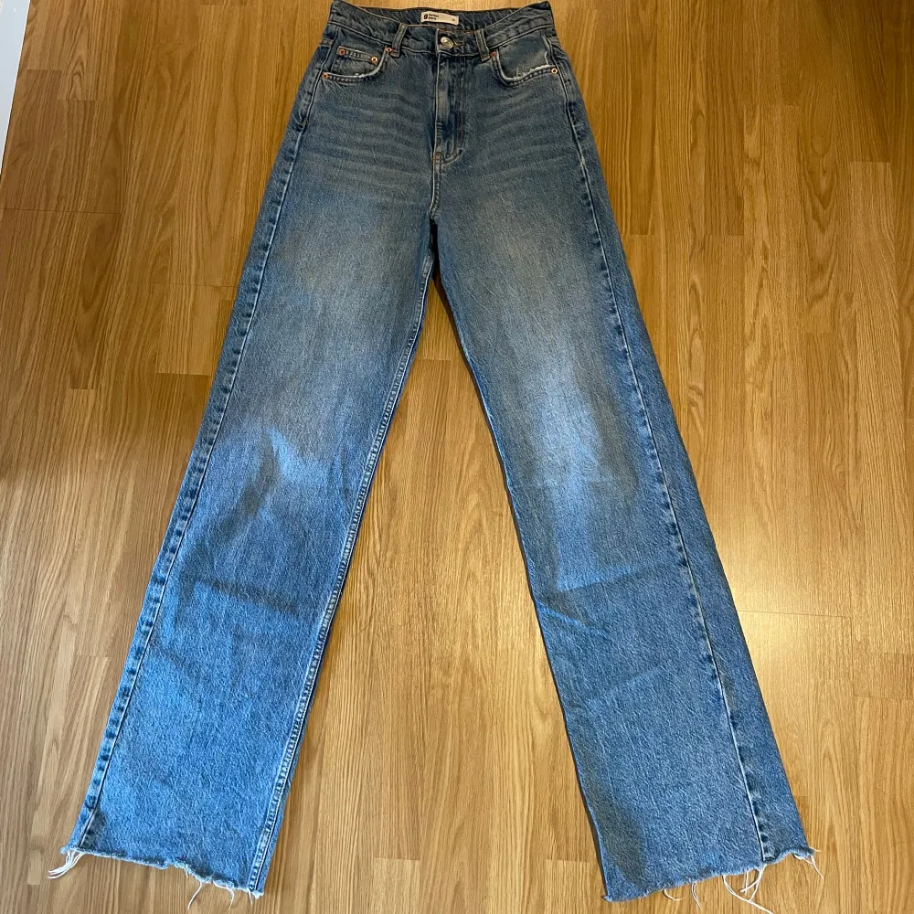 Blåa högmidjade raka jeans ifrån ginatricot i nyskick.. Jeans & Byxor.