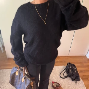 Mohair tröja  - Svart mohair tröja från cos!! Nypris 1400 Och nästan aldrig använd 💕💕