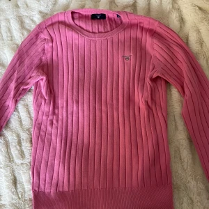 Gant stickad tröja - Stickad gant tröja i rosa, tjockt ribbad. Fråga om fler bilder om intresserad 💕💕