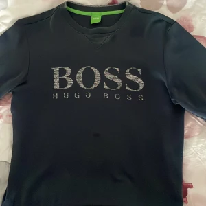 Äkta Hugoboss sweatshirt. - Äkta blå Hugoboss tröja, Fint skick. Pris kan diskuteras.