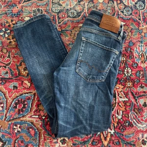 Jack & Jones Jeans - Hej, Säljer nu dessa tvär snygga Jeans! Dem sitter riktigt bra, inte för tajta men absolut inte för luftigt eller hängigt. Var inte rädd för att höra av dig vid frågor, Svarar gärna! Pris kan diskuteras vid snabb affär👏