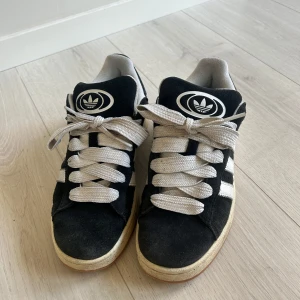 Skor - Ett par adidas campus skor i storlek 39 1/3, i bra kvalité, tvättas innan leverans, endast använda sen maj! 💓passar mig som har 38/39 i sko storlek, funkar som höst/vinter skor lika bra som till sommaren! 💓