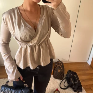 Blus  - Så snygg beige blus 💕💕