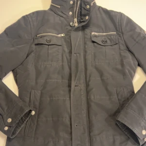J Lindeberg jacka  - En field jacket från j lindeberg som funkar på vintern och hösten skick 6/10