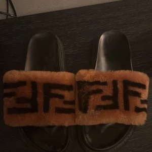 Fendi tofflor  - Fendi tofflor bra skick aldrig andväbd storlek 39