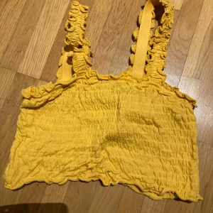 Ribbad top - Lite mera orange än på bilden