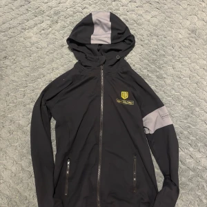 Maya Delorez Tröja - Säljer denna Maya Delorez ”Ariana Hoodie”. Finns inga tecken på användning, dock inga snören i luvan. Nypris: 900kr