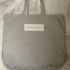 DKNY TYGVÄSKA - Grå tygväska från DKNY. 