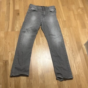 Replay jeans gråa slim fit - Ett par skit snygga replay jeans köpta på replays egna hemsida för ca 900kr, de är i bra skick. Jag har själv ägt byxorna länge men inte använda alls mycket. Den exakta storleken finns på sista bilden, priset kan sänkas.