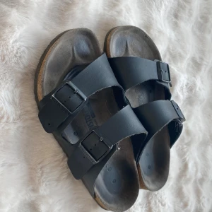 Birkenstock - Birkenstock Arizona Använda inomhus alltid med strumpor Rämmarna är med mocka på insidan Korken är hel och inga som helst skador