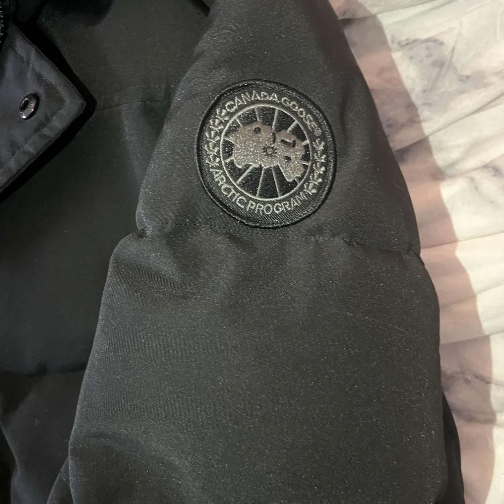 Säljer nu en canada goose black label. Den är i helt ny skick och storlek M. Inga täcken alls på användning. Bara att skriva för fler bilder eller frågor. Priset är inte hugget i sten!!. Jackor.