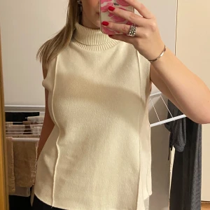 Stickad kortärmad  - Stickad kortärmad från Zara  Säljs då den inte kommer till användning längre💞