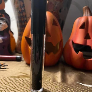 svart läppstift - Säljer då jag har för många svarta läppstift, aldrig använd utan bara swatchad på handen🖤