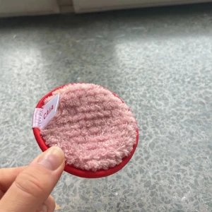 Caia makeup remover, tar bort smink bra och löddrar upp, aldrig använd och säljer för den inte kommer till användning❤️ - Caia makeup remover, tar bort smink bra och löddrar upp, aldrig använd och säljer för den inte kommer till användning❤️