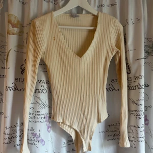 Body - En vit/beige body. Finns fläckar där av pris! Den kommer från New YORKER. 