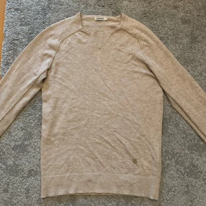 J.lindeberg crewneck - Snygg och skön J.lindeberg crewneck/tröja. Mycket bra skick och kvalite. Storlek M men skulle säga att den också passar S. Fint tyg och väldigt mjuk och skön. Skriv ifall du undrar något!