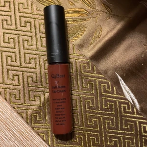 liquid lipstick - aldrig använd endast swatchad, säljer då jag inte gillade färgen