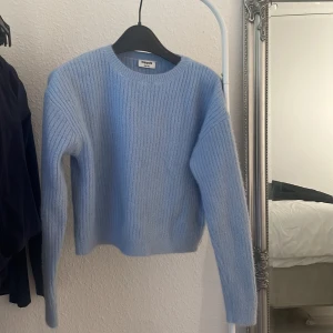 stickad tröja - Bra skick!  Andvänd två gånger.