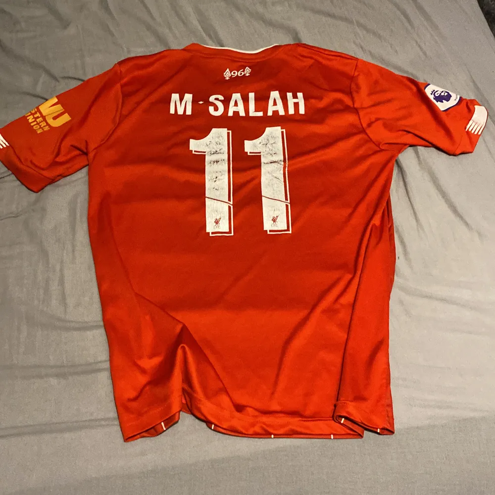 Det är en Mohamed salah tröja i storlek m, den passar bra på mig som är 1,75cm lång.. T-shirts.