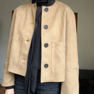 Suede jacka - Aldrig använd, 173 cm lång!