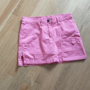 Rosa Pelle P kjol - Jättegullig rosa kjol från Pelle P som jag aldrig har använt, så den är i nyskick! Den har inbyggda shorts (se bild 4) och är i stl 150, men passar mig som har stl 170! Hör av er om frågor!💕