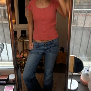 Topp - Supersöt topp i aprikos färg typ💕 den har ett litet hål på ena axeln som  syns på andra och tredje bilden ☺️ 