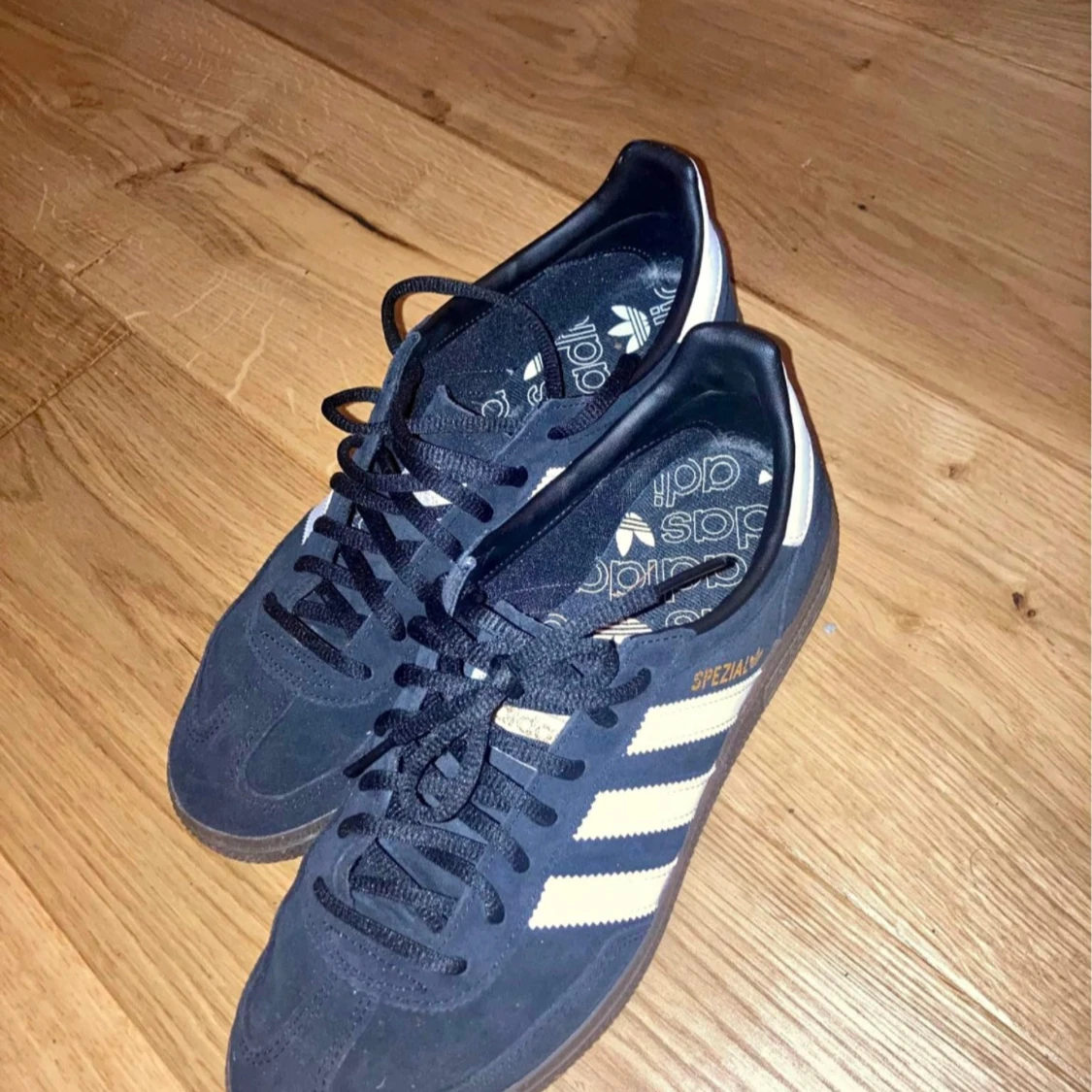 Helt nya Adidas Spezial, storlek 41 1/2 – Använts 2 gånger, säljes billigt! - 91