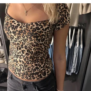 Leopard topp - Leopard topp från Nelly, nyskick.