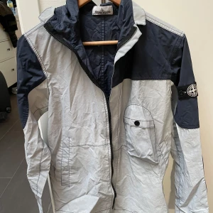 Stone Island Junior Jacka - Stl 14/170 Jacka i absolut nyskick använd 1 gång. Inköpt på NK Nypris ca 4300:-