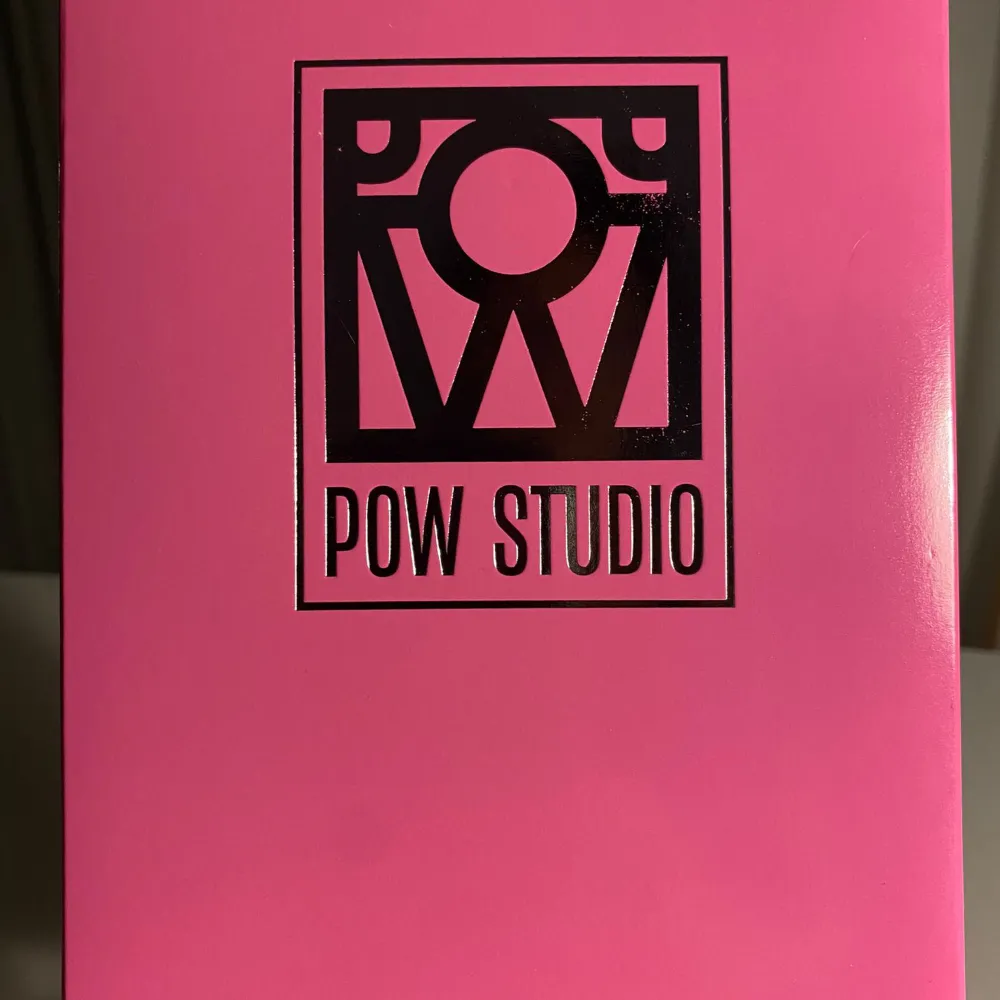 Pow studio, graphic stripe örhängen Aldrig använda! Orginalförpackning kvar.  Inköpspris: 550kr . Accessoarer.